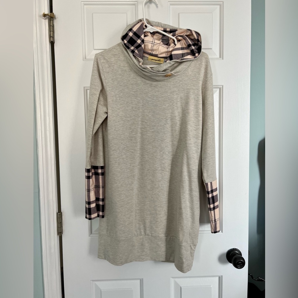 Hooded tunic style shirt size M